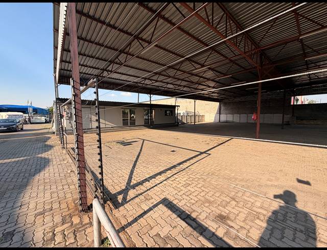 1,001M² SHOWROOM TO LET IN BARTLETT